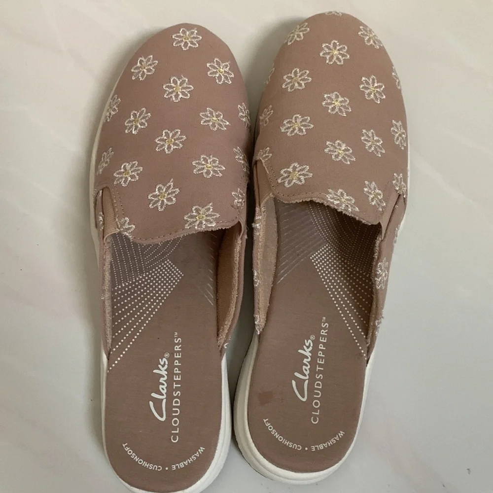 Clarks Cloudsteppers Floral Slip-On Sneakers‎ Size 6.5M
